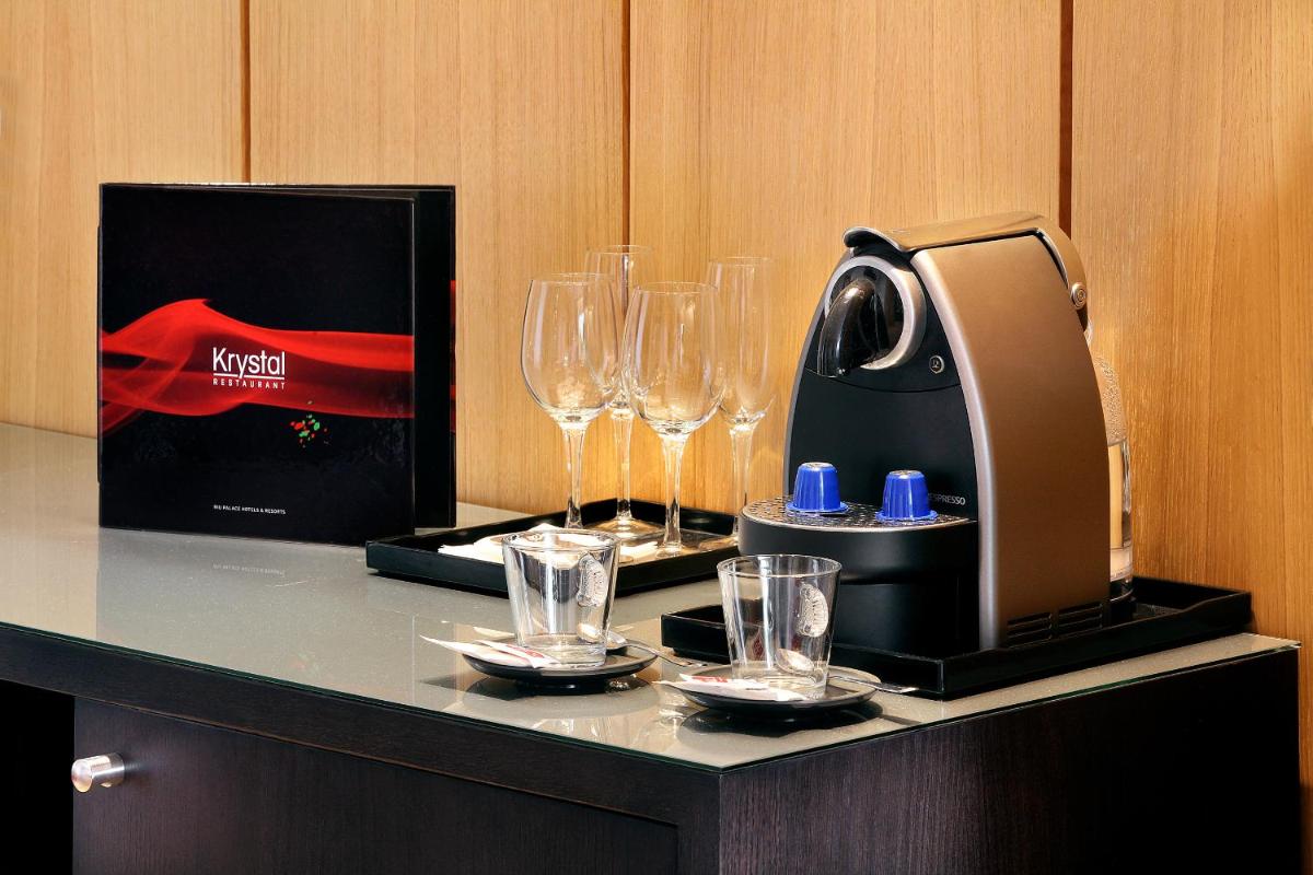 Utensilios para hacer té y café en Palace Bonanza Playa Resort & SPA by Olivia Hotels Collection