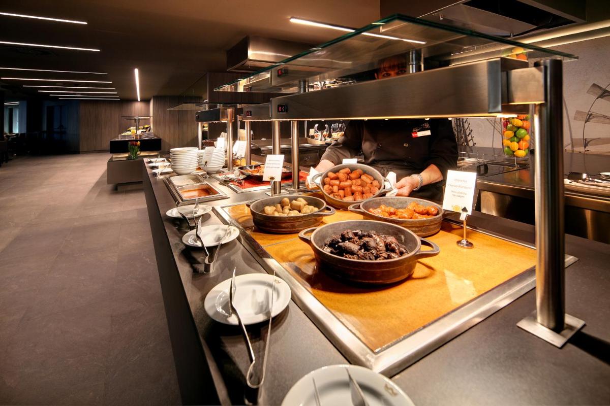Comida en o cerca de este hotel