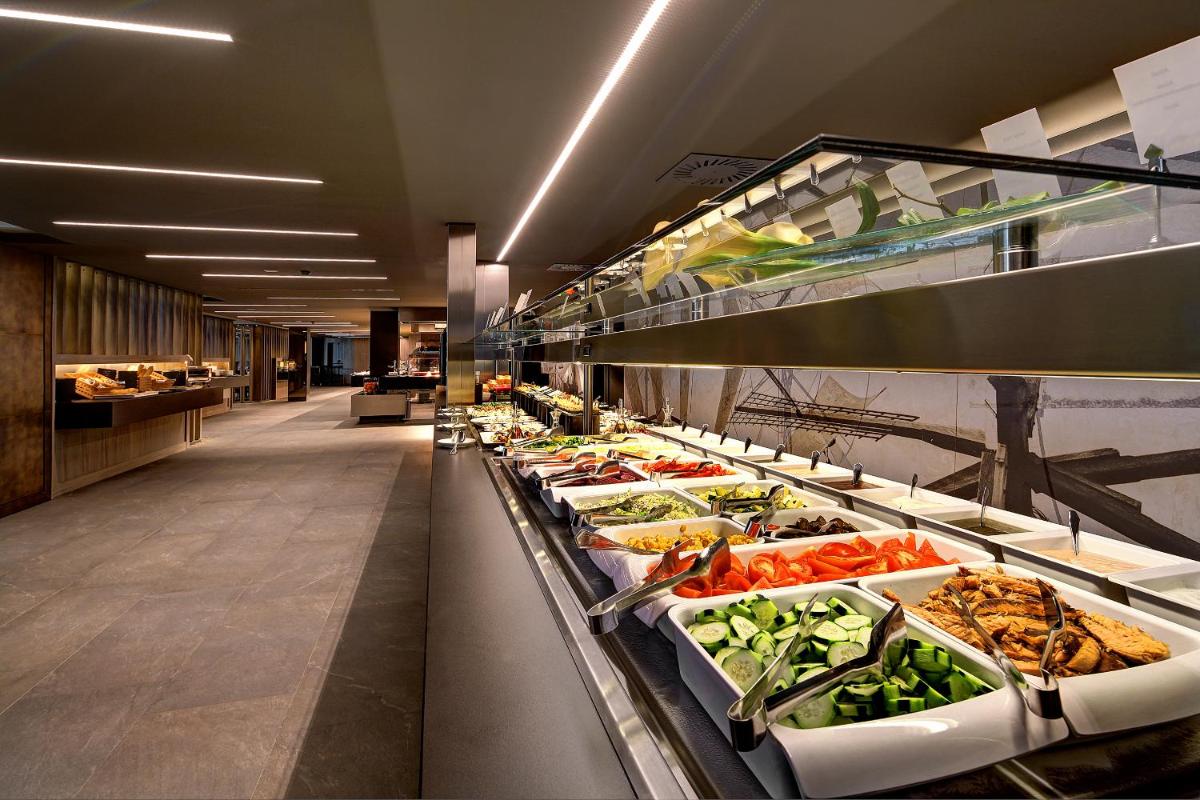 Comida en o cerca de este hotel