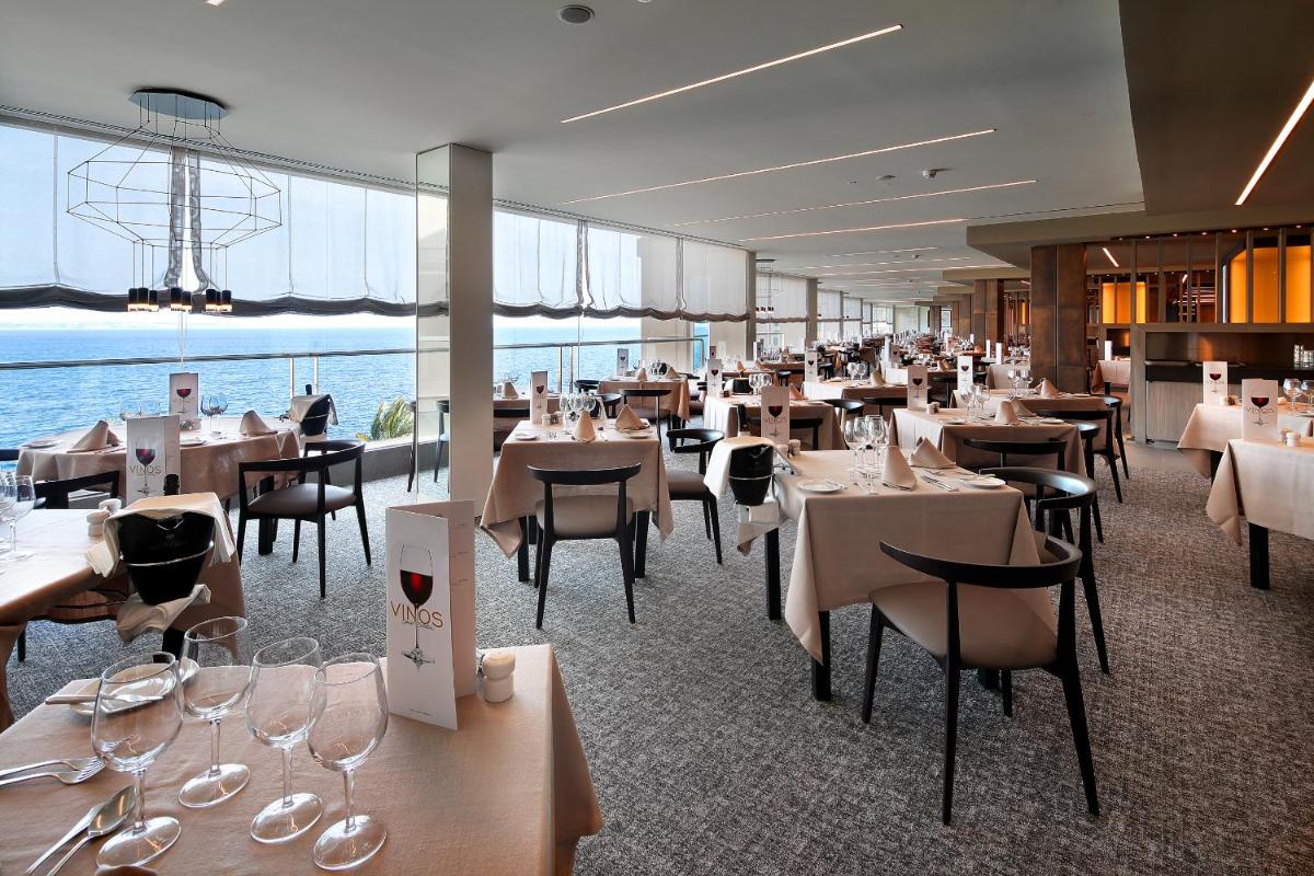 Un restaurante o sitio para comer en Palace Bonanza Playa Resort & SPA by Olivia Hotels Collection
