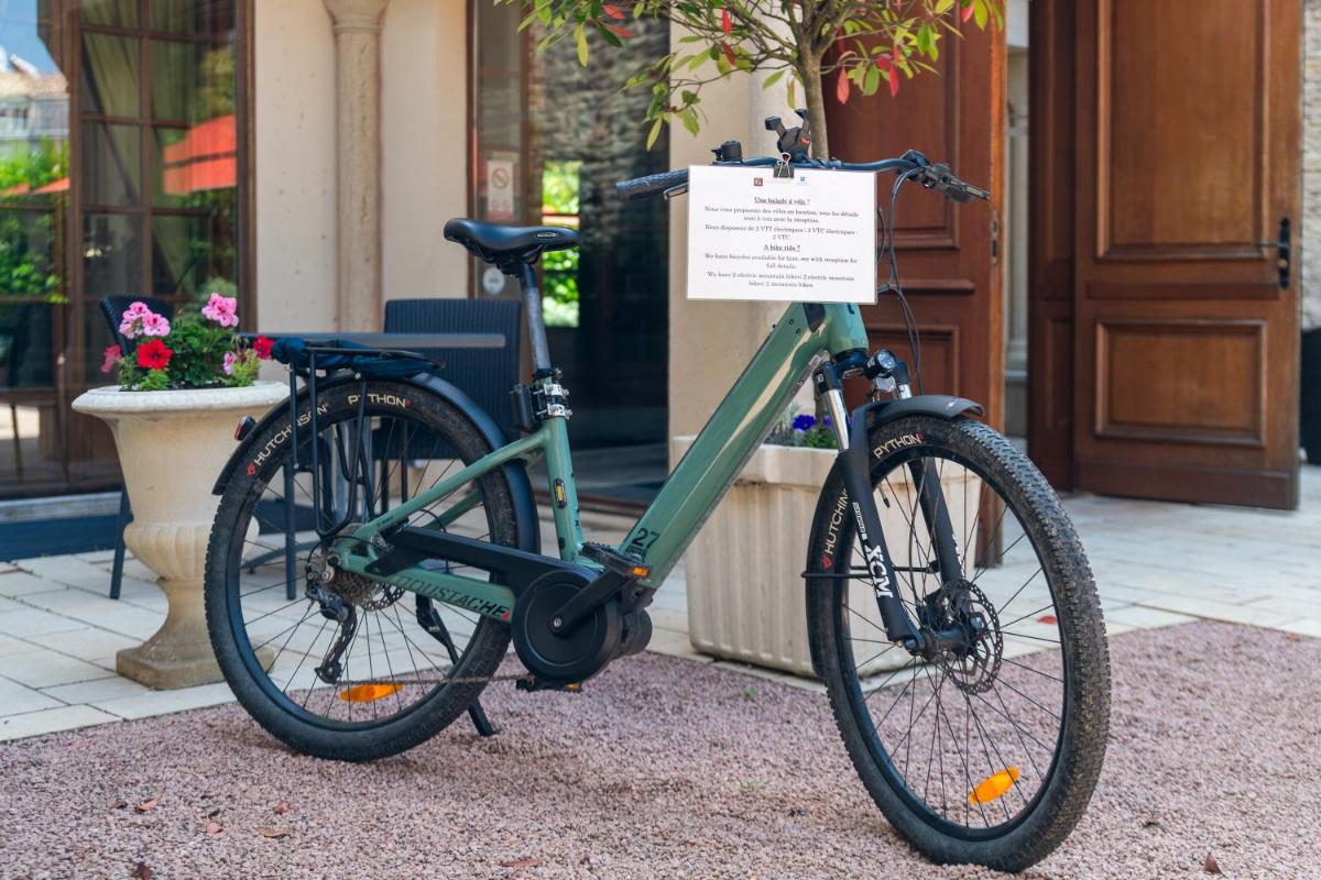 Vélo sur le terrain de l'établissement Demeures & Châteaux - Hôtel Greuze & Spa Tournus ou dans les environs