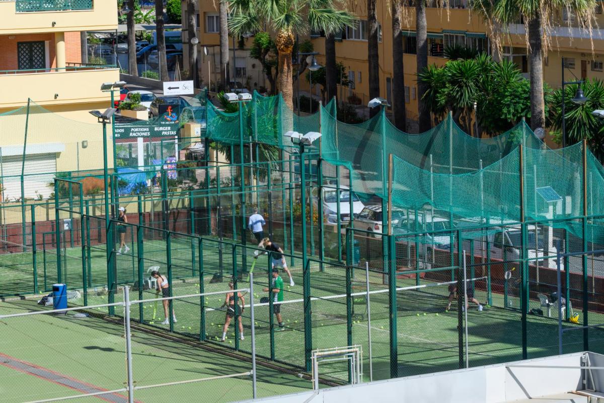 Instalaciones para jugar a tenis o squash en Hotel Monarque Fuengirola Park o alrededores