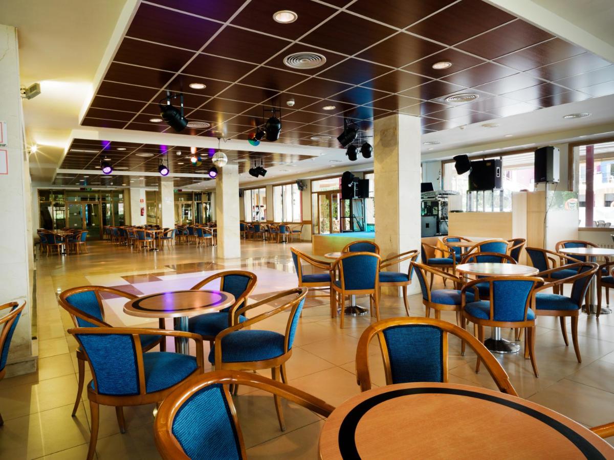 Un restaurante o sitio para comer en Hotel Monarque Fuengirola Park
