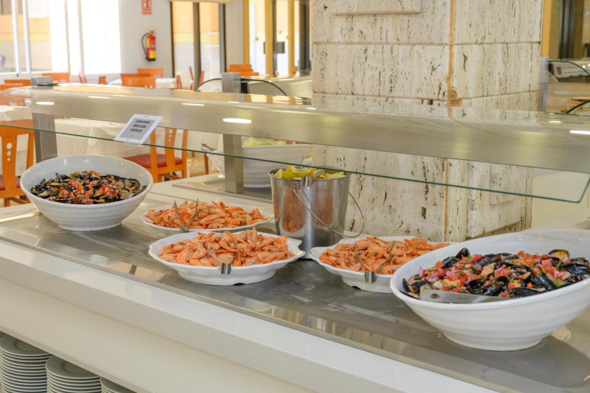 Comida en o cerca de este hotel