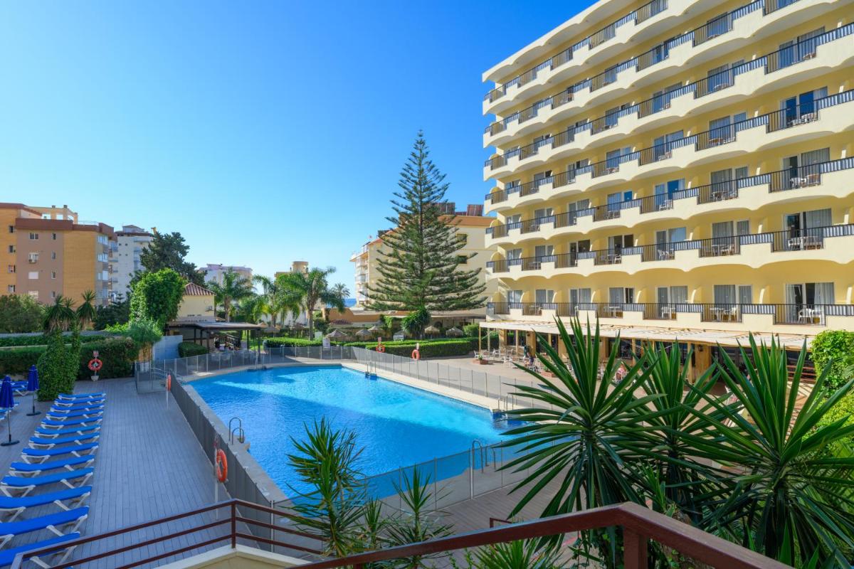 un hotel con piscina frente a un edificio en Hotel Monarque Fuengirola Park, en Fuengirola