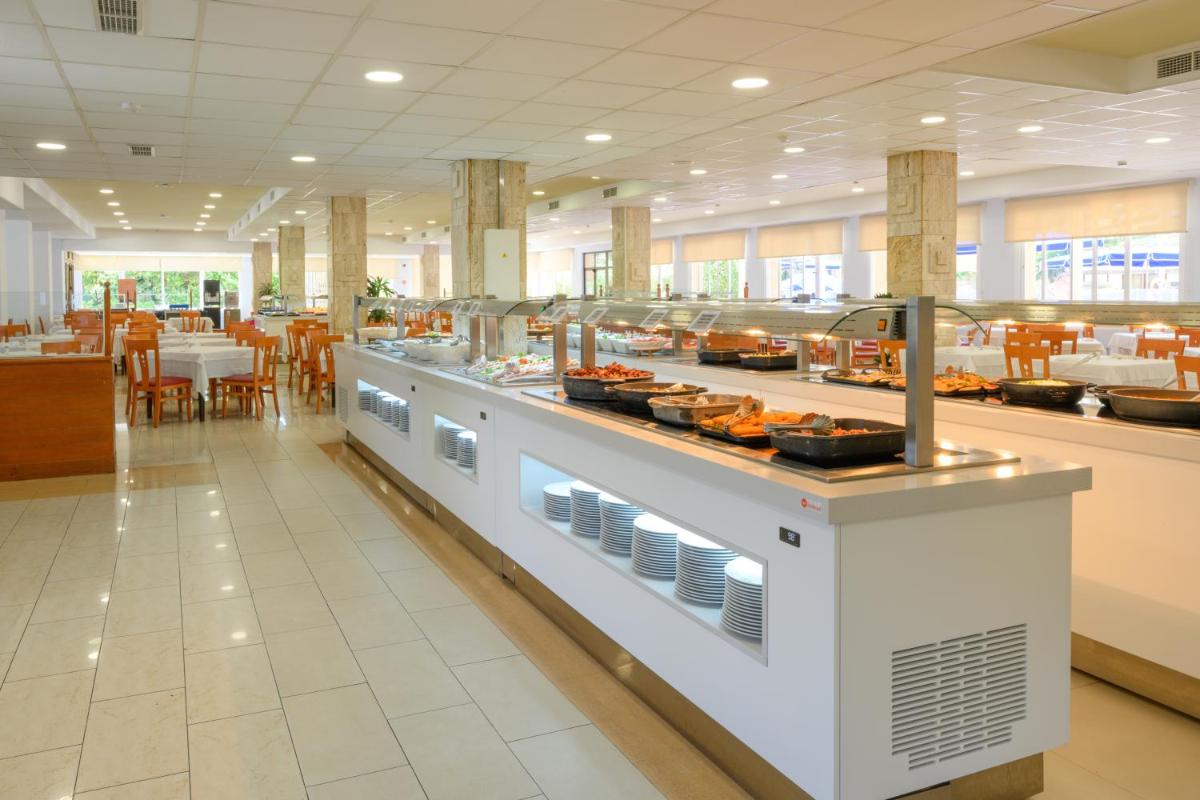 Un restaurante o sitio para comer en Hotel Monarque Fuengirola Park