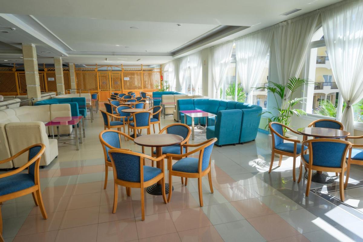 Un restaurante o sitio para comer en Hotel Monarque Fuengirola Park