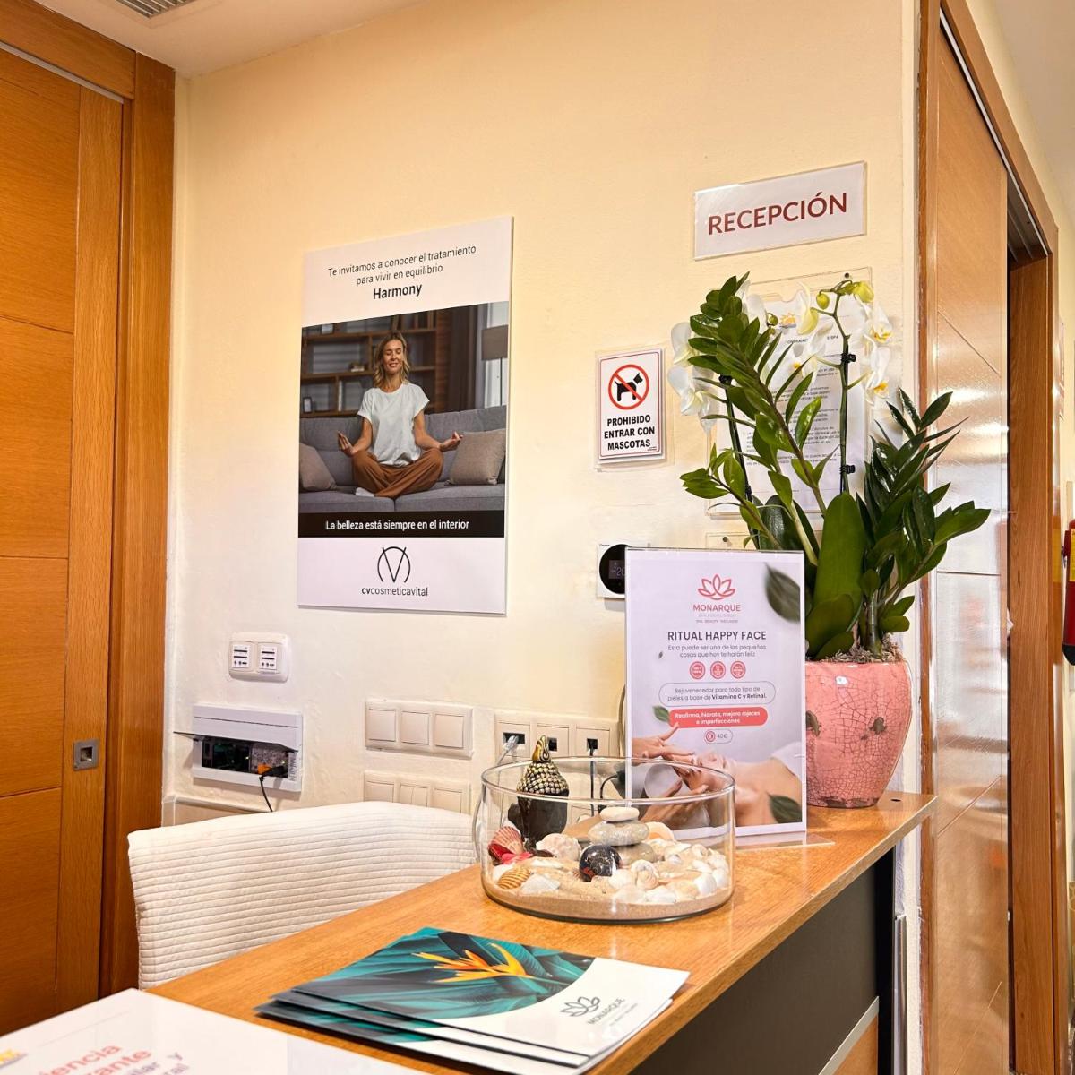 Una televisión o centro de entretenimiento en Hotel Monarque Fuengirola Park
