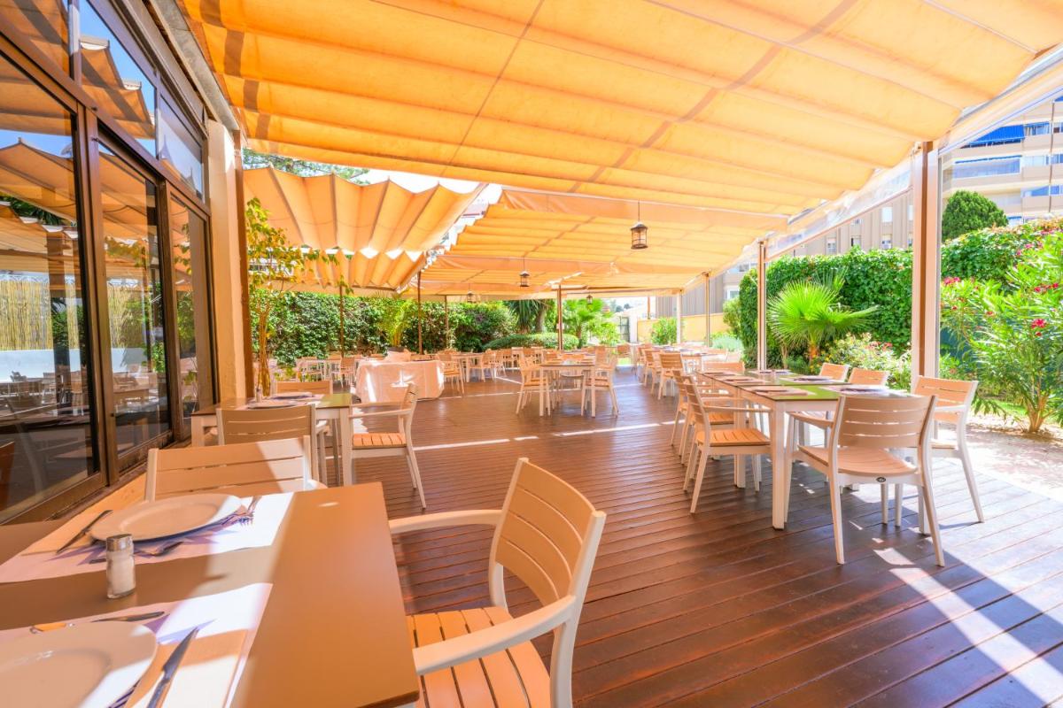 Un restaurante o sitio para comer en Hotel Monarque Fuengirola Park