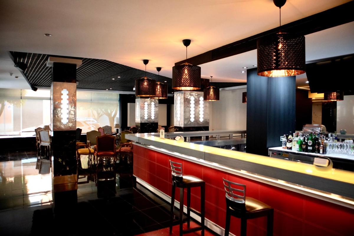 Hotel Benetusser - Housity