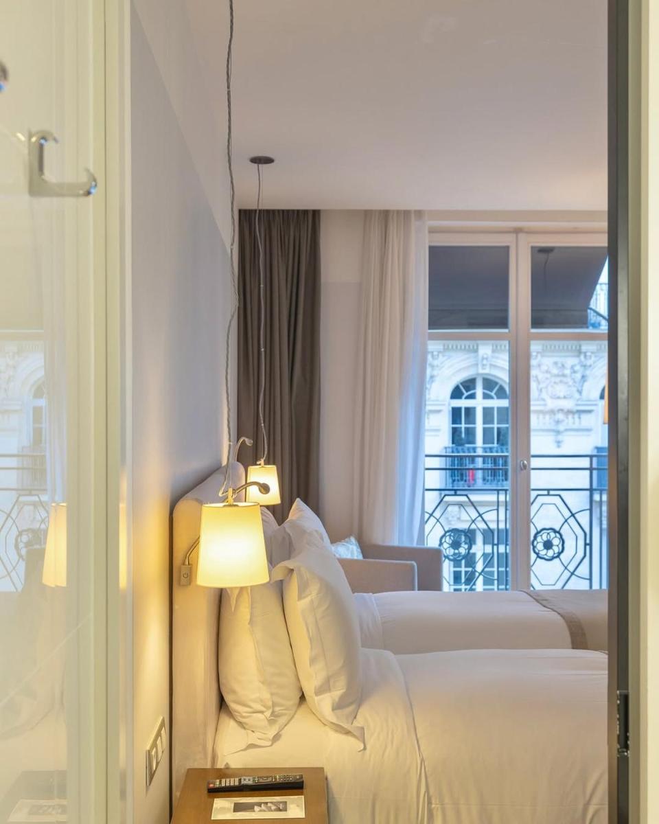 Un ou plusieurs lits dans un hébergement de l'établissement Sofitel Paris Arc De Triomphe