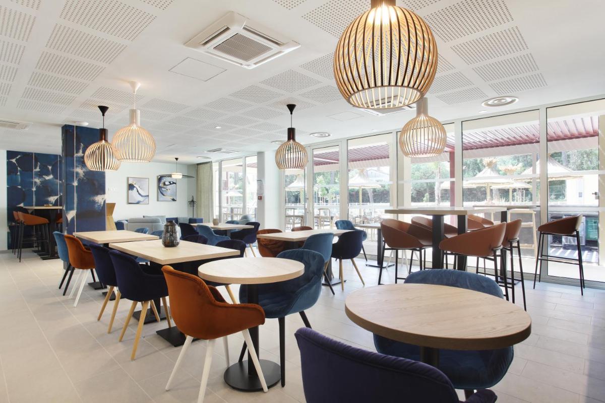 Restaurant ou autre lieu de restauration dans l'établissement Résidence Odalys Les Canissons