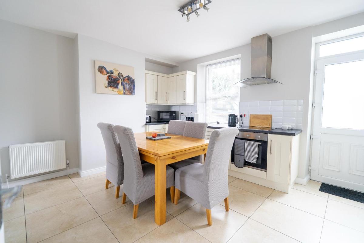 College Square, Terrace House - Housity