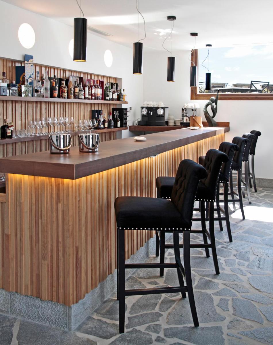 El salón o zona de bar de Puebloastur Eco Resort Hotel & Spa