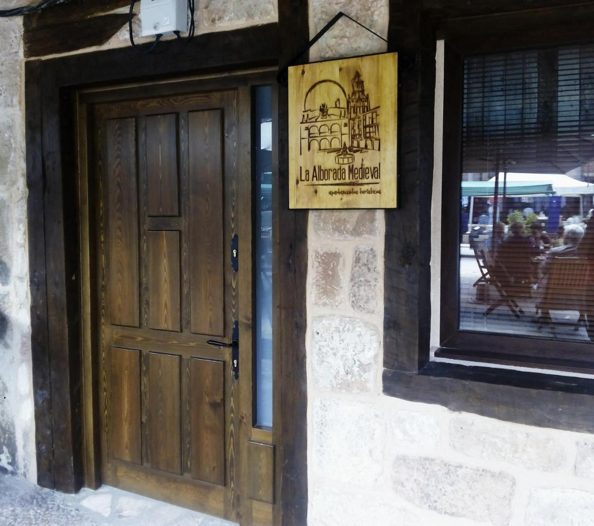 Apartamentos La Alborada Medieval - Housity
