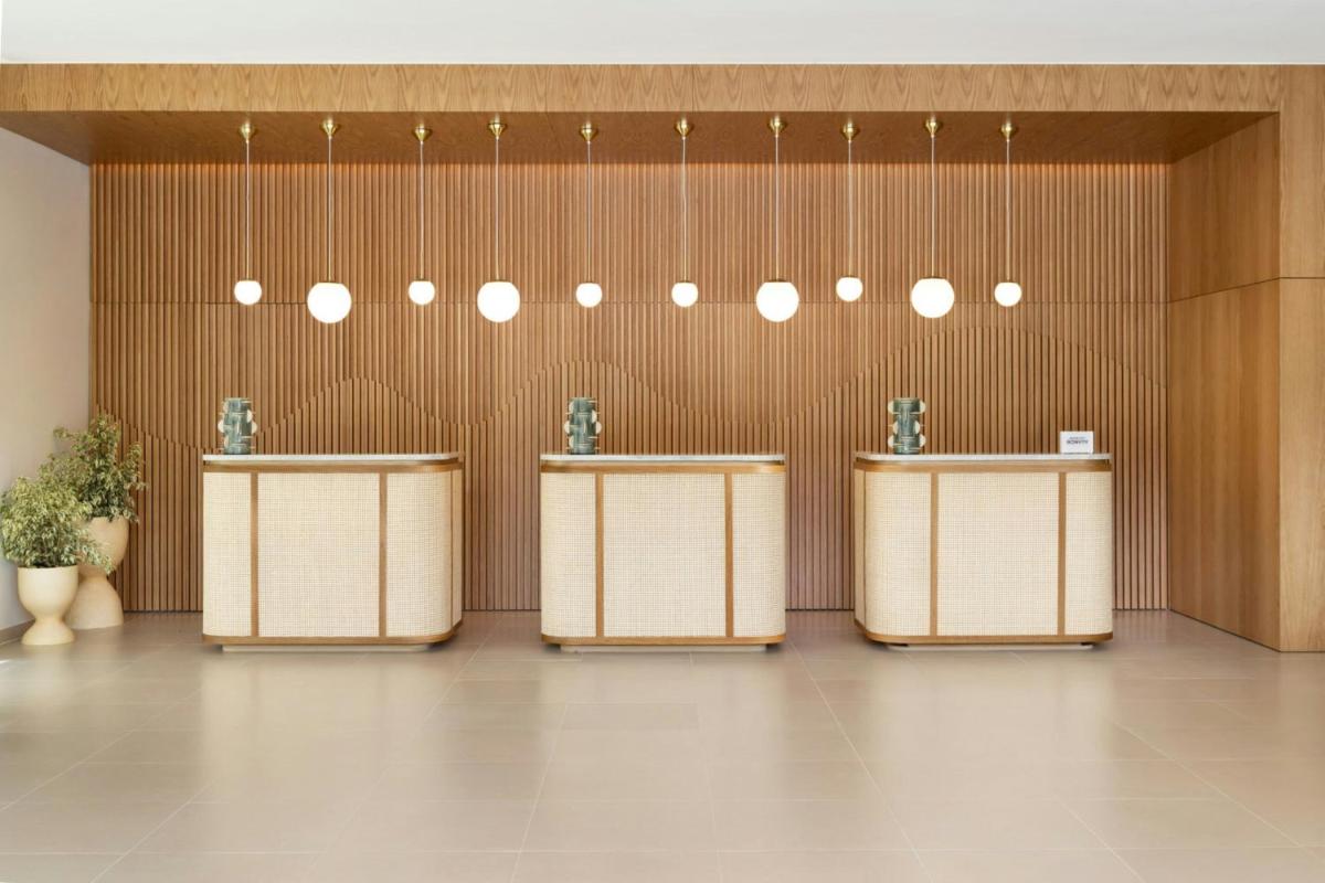uma fileira de pódios em uma sala com plantas em The Westin Salgados Beach Resort, Algarve em Albufeira
