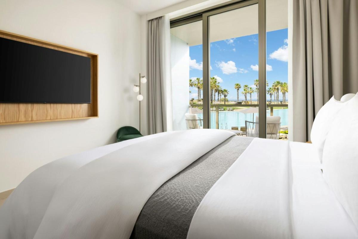 Uma cama ou camas num quarto em The Westin Salgados Beach Resort, Algarve