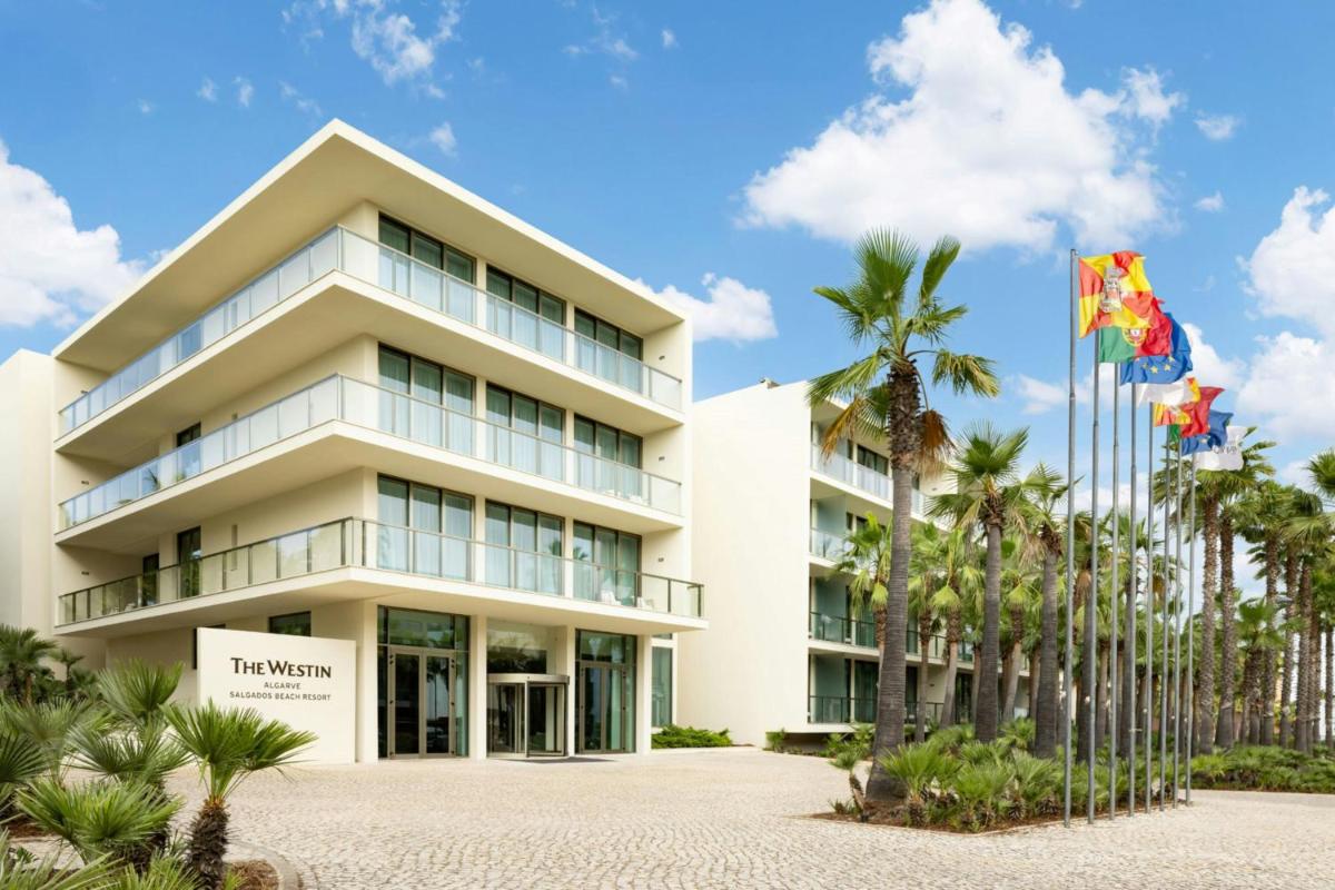 um prédio com palmeiras na frente em The Westin Salgados Beach Resort, Algarve em Albufeira