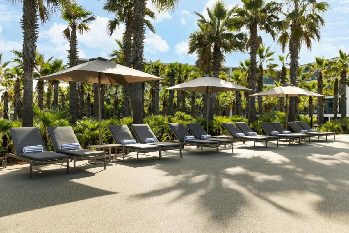 Um jardim no exterior de The Westin Salgados Beach Resort, Algarve