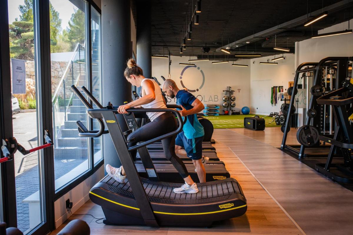 un grupo de personas en una cinta de correr en un gimnasio en Syncrosfera Fitness & Spa Health Hotel Boutique, en Pedreguer