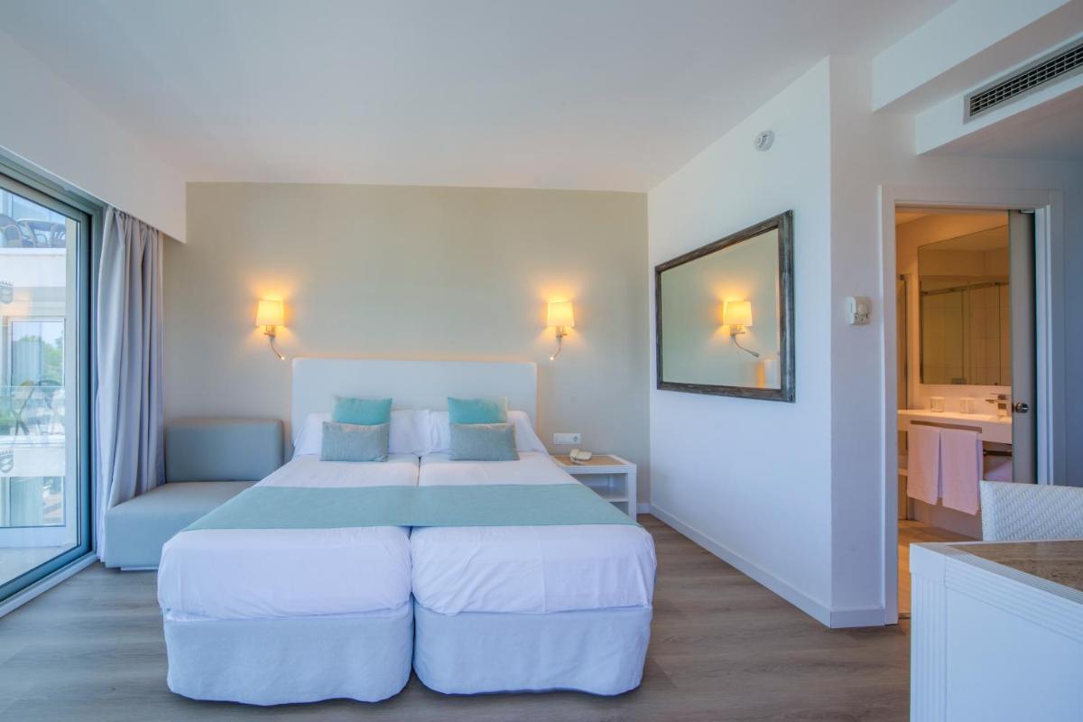 Cama o camas de una habitación en Playa Esperanza Resort Affiliated by Meliá
