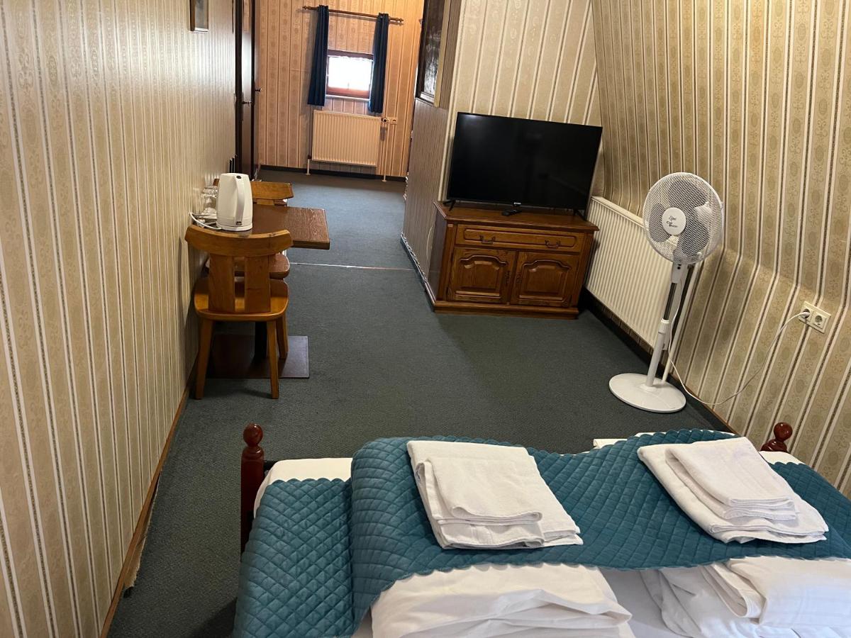 Hotel Schwarzer Adler - Housity