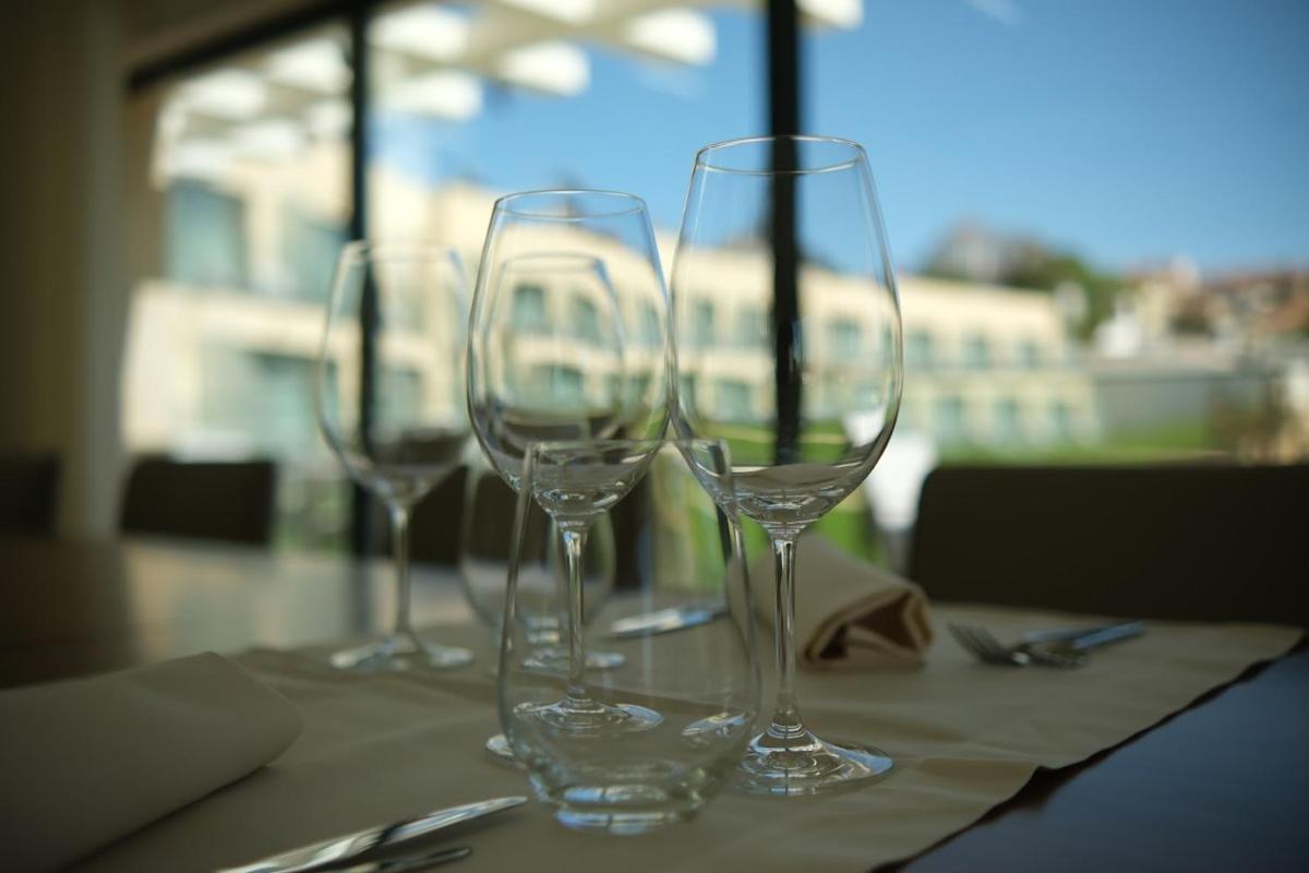 quatro copos de vinho vazios sentados numa mesa em Quinta da Maquia Hotel em Sintra