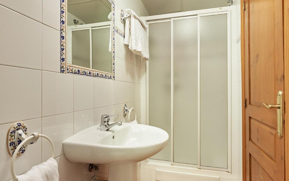 Hostal Vidaller - Housity
