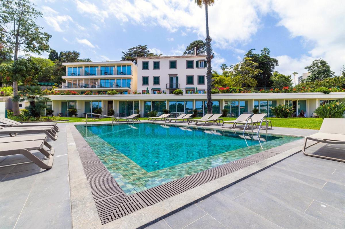 uma piscina em frente a um prédio em Pestana Quinta Perestrello no Funchal