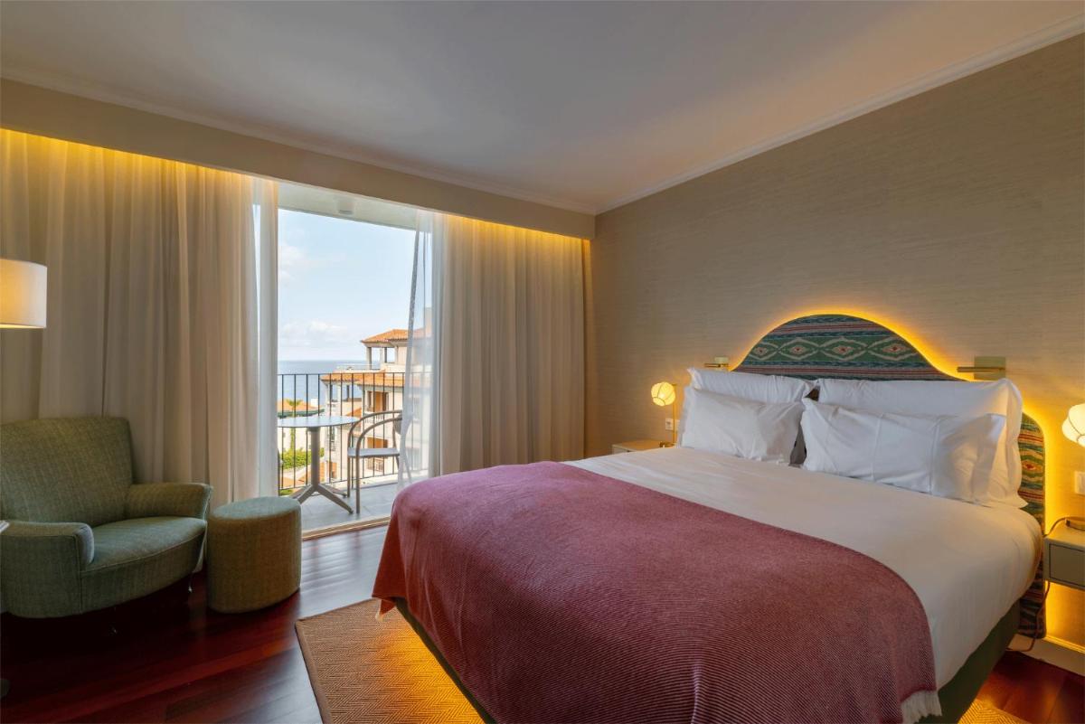 um quarto de hotel com uma cama e uma varanda em Pestana Quinta Perestrello no Funchal mais 38 fotografias