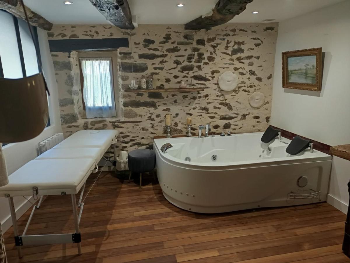 La Ville Es Riez Chambre d'hôtes - Housity