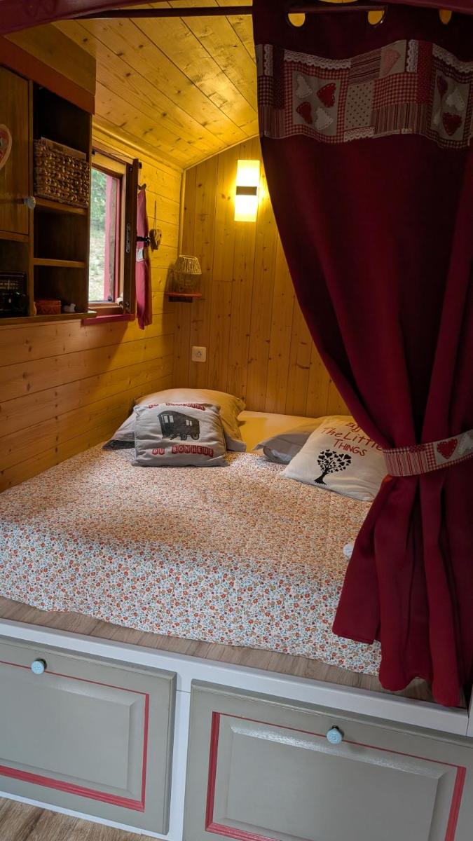 Roulotte romantique avec piscine en Cévennes - Hizvo
