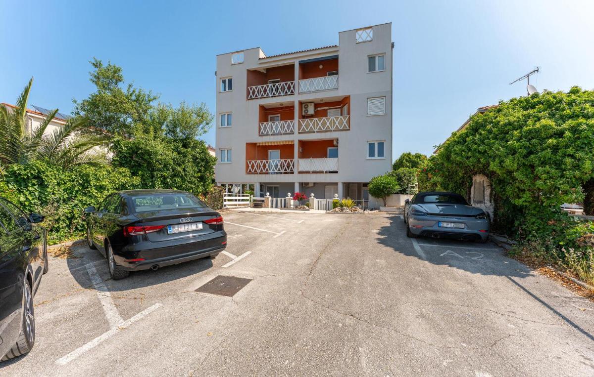 Gorgeous Apartment In Pakostane With Wifi - Housity