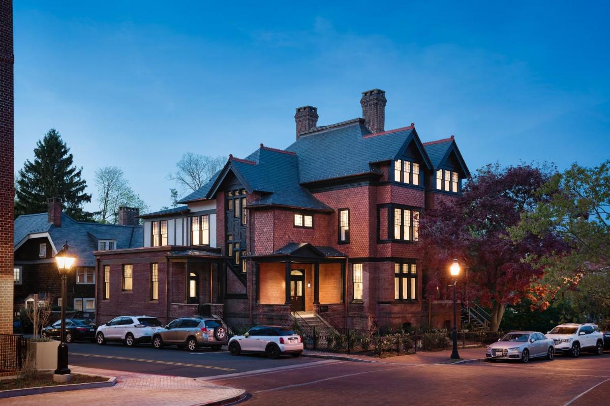 86 State Circle - Luxury Boutique Hotel - Housity