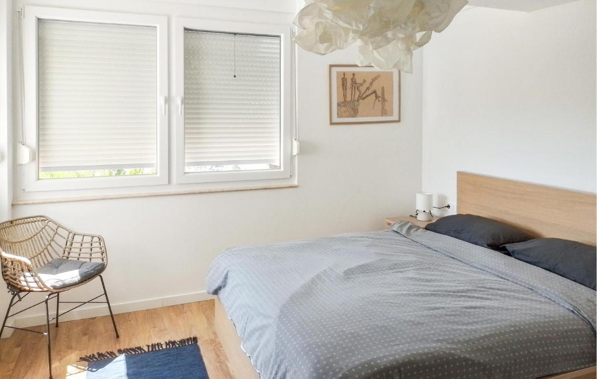 3 Bedroom Beautiful Apartment In Krk - Housity