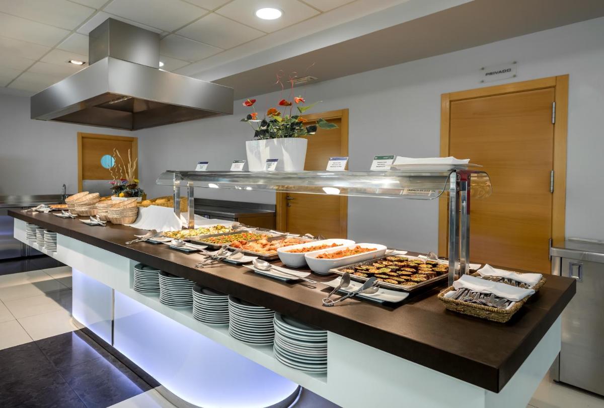 Comida en o cerca de este hotel