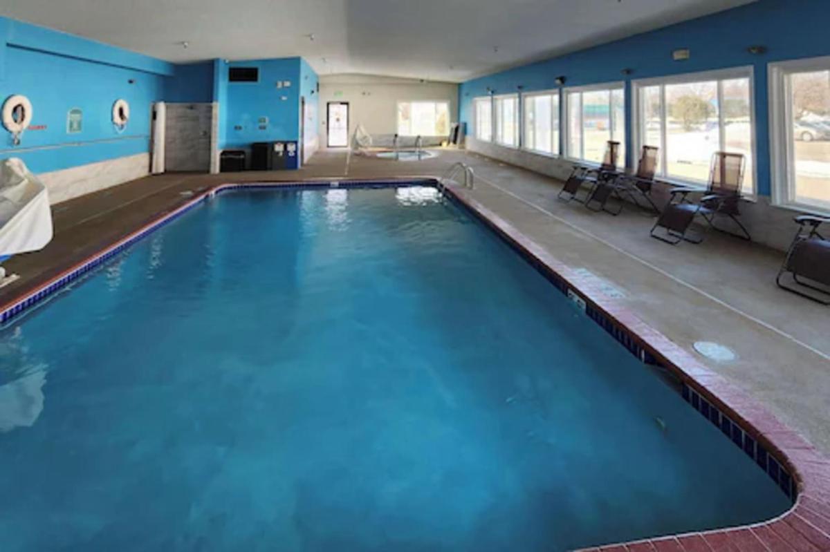 Comfort Inn & Suites - Housity