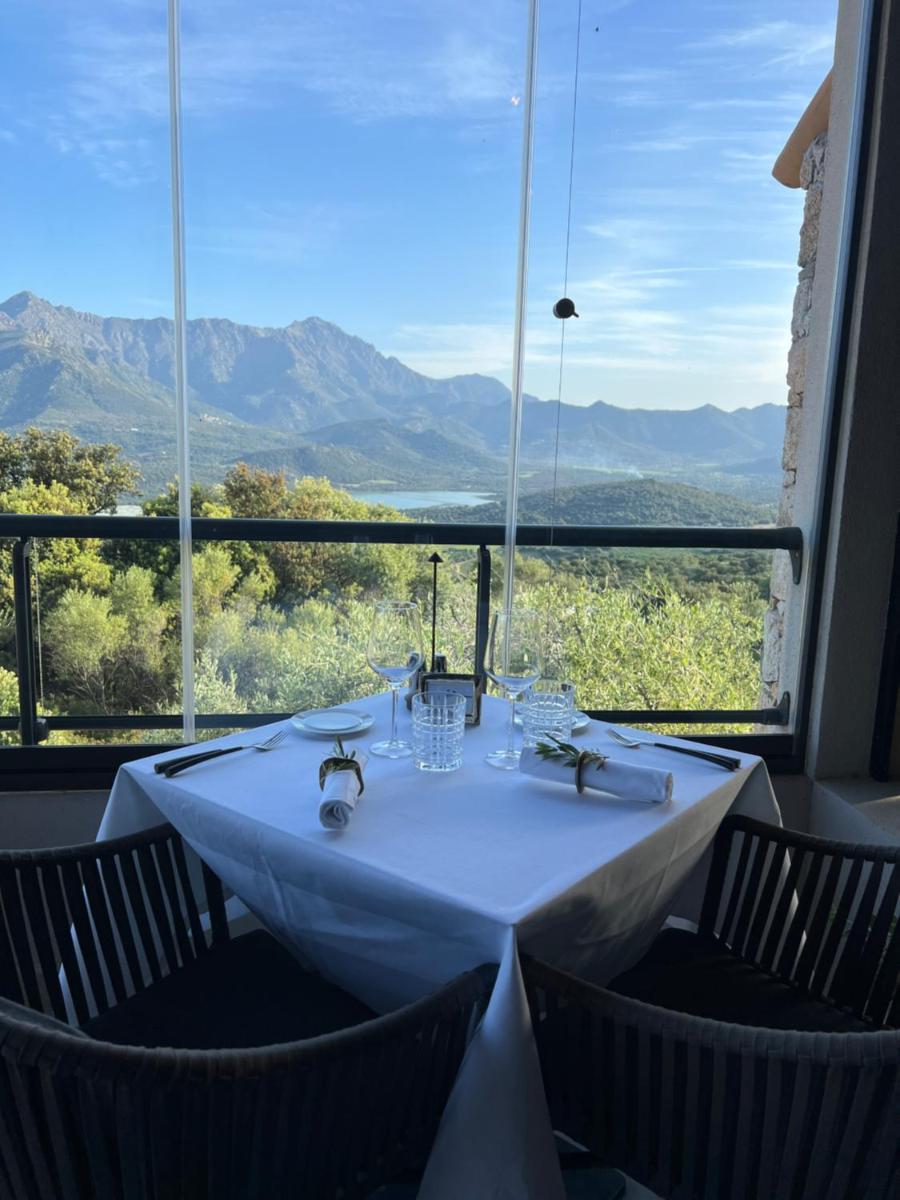 Vue générale sur la montagne ou vue sur la montagne depuis l'hôtel