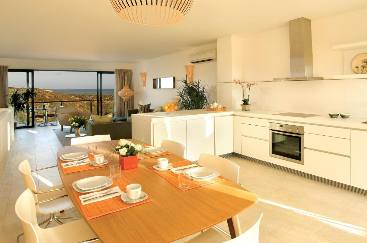 A cozinha ou kitchenette de Martinhal Sagres Beach Family Resort Hotel