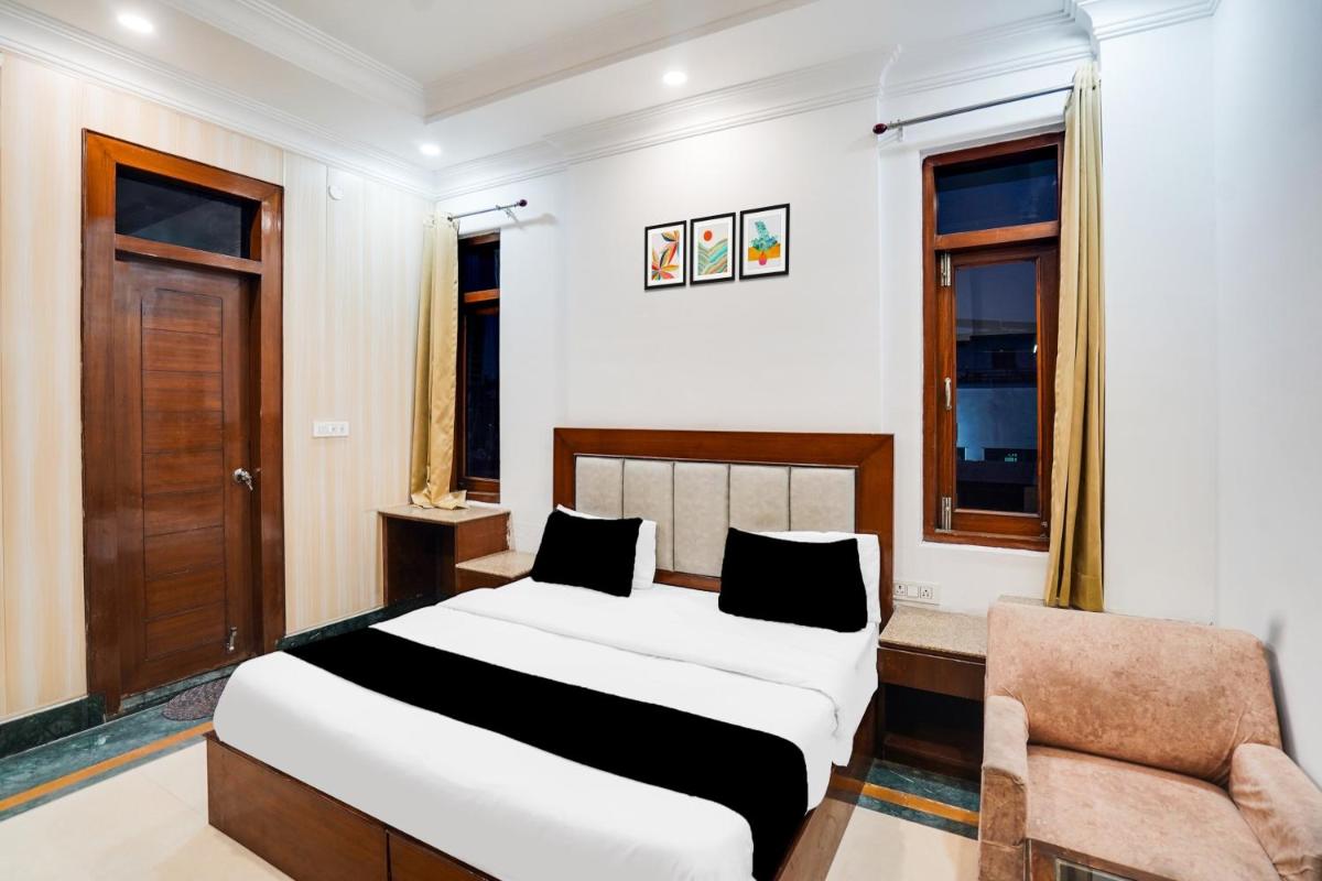 Super Townhouse 1252 Hotel Selaqui Inn - Housity