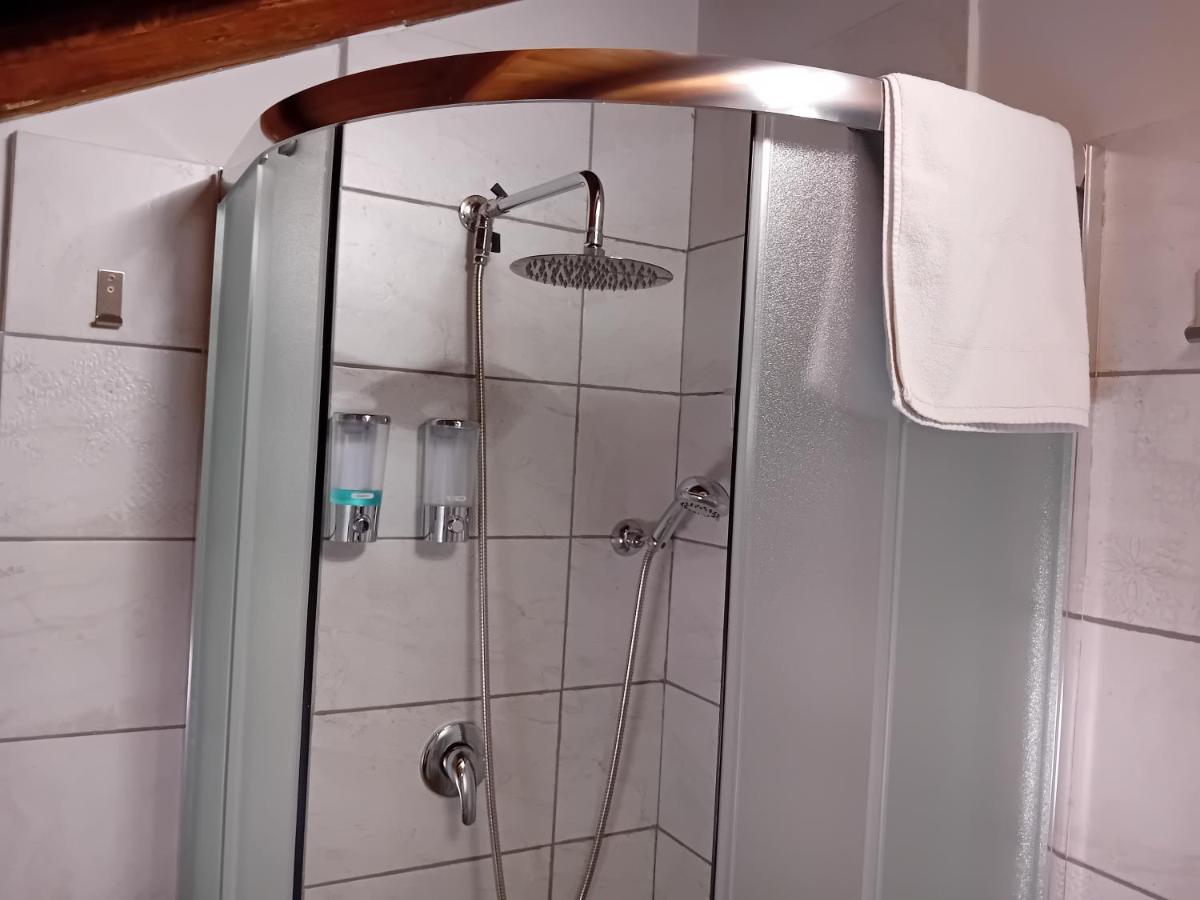 Casa Happy - La mansarda del sorriso con parcheggio privato a Valcorrente - Housity