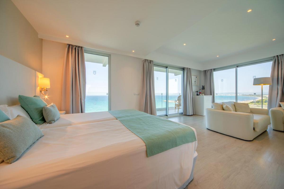 Cama o camas de una habitación en Playa Esperanza Resort Affiliated by Meliá
