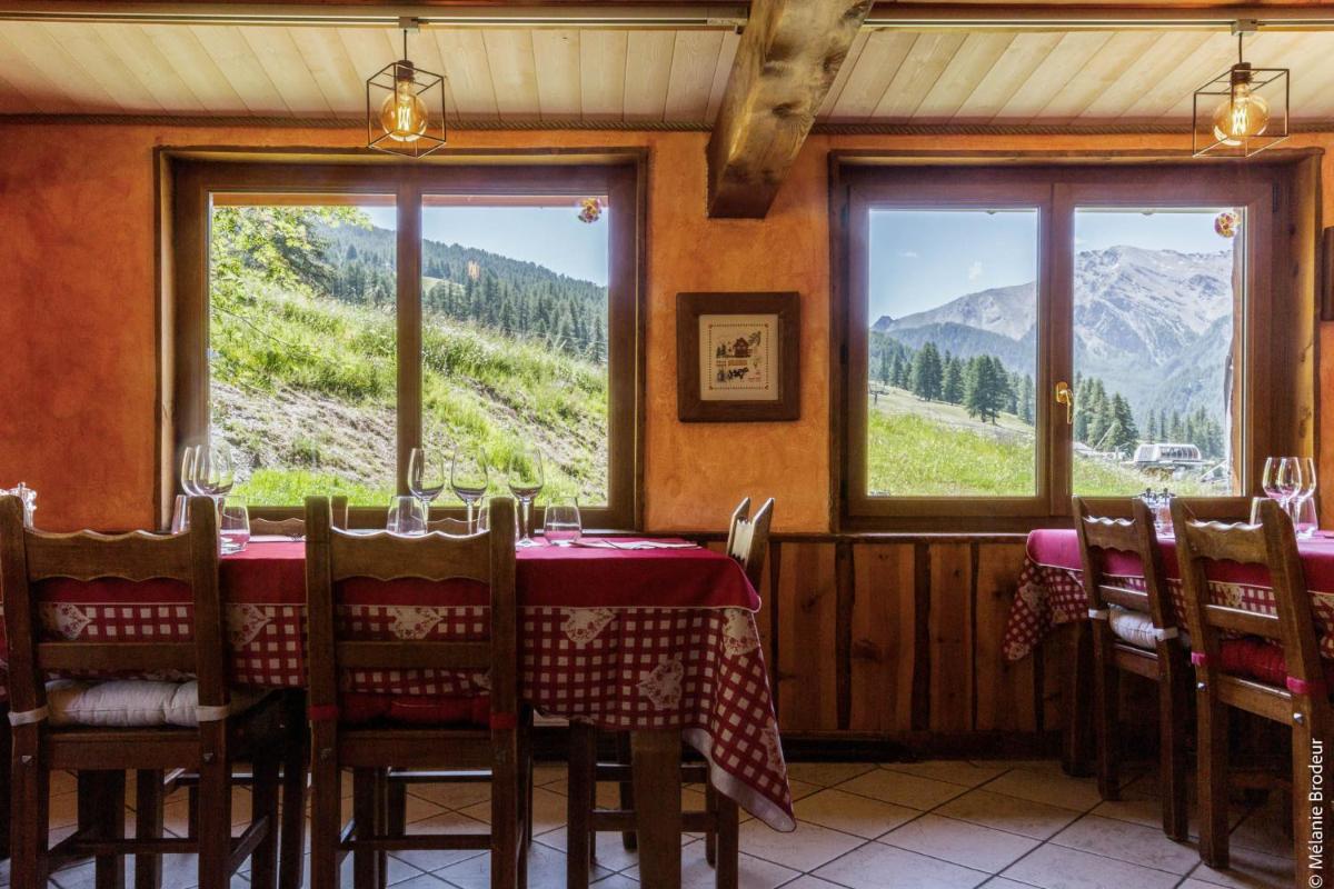 Vue générale sur la montagne ou vue sur la montagne depuis l'hôtel