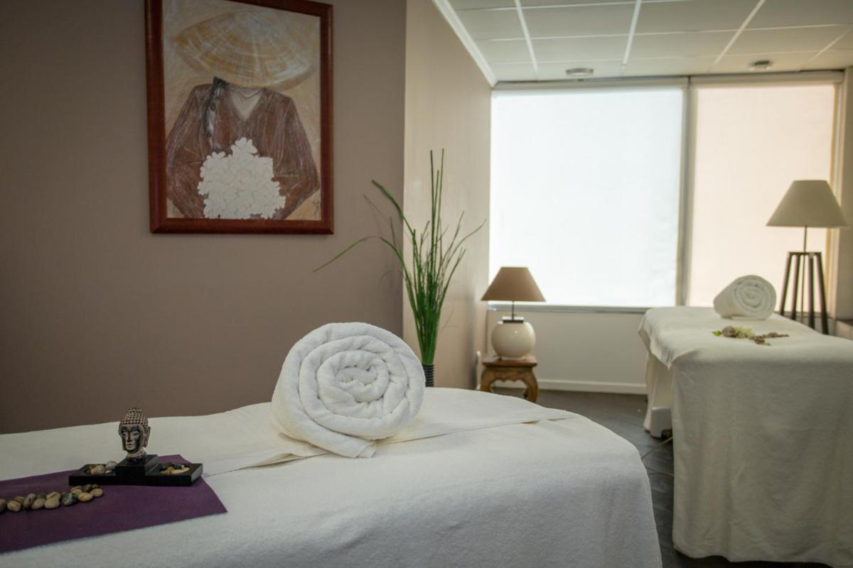 Un ou plusieurs lits dans un hébergement de l'établissement Mercure Thalasso & Spa Port Fréjus