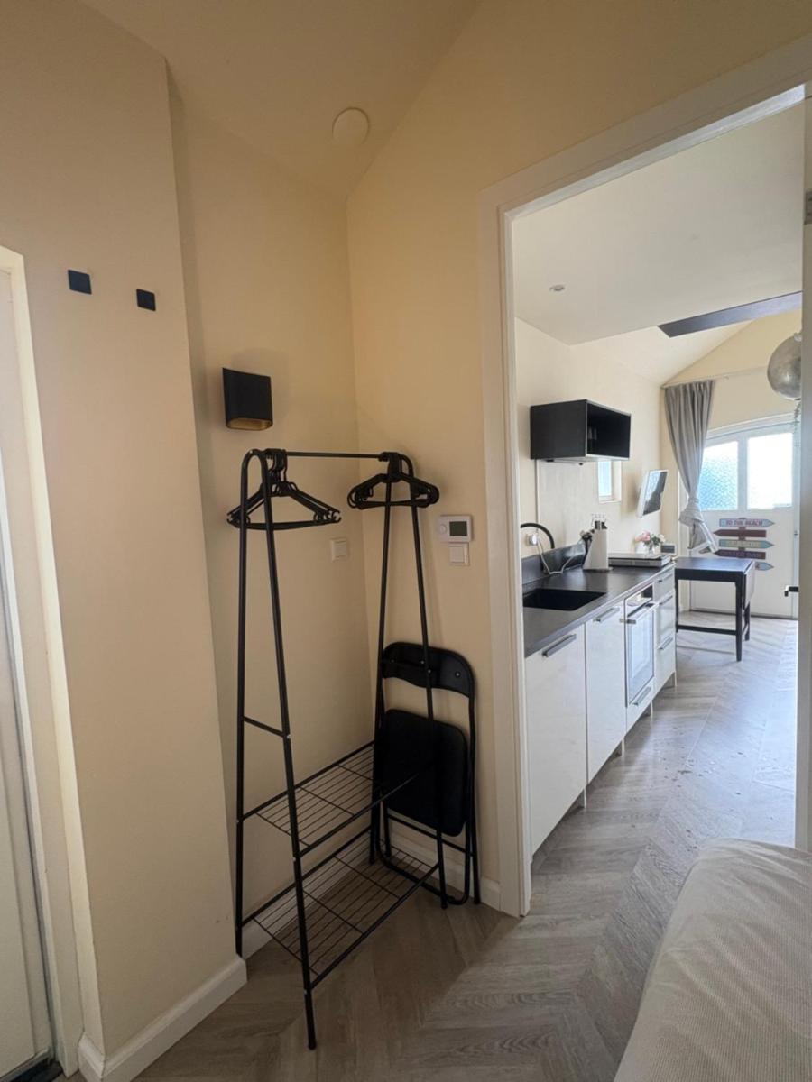 Renovated & private Tinyhouse Den Haag short stay appartment - Housity