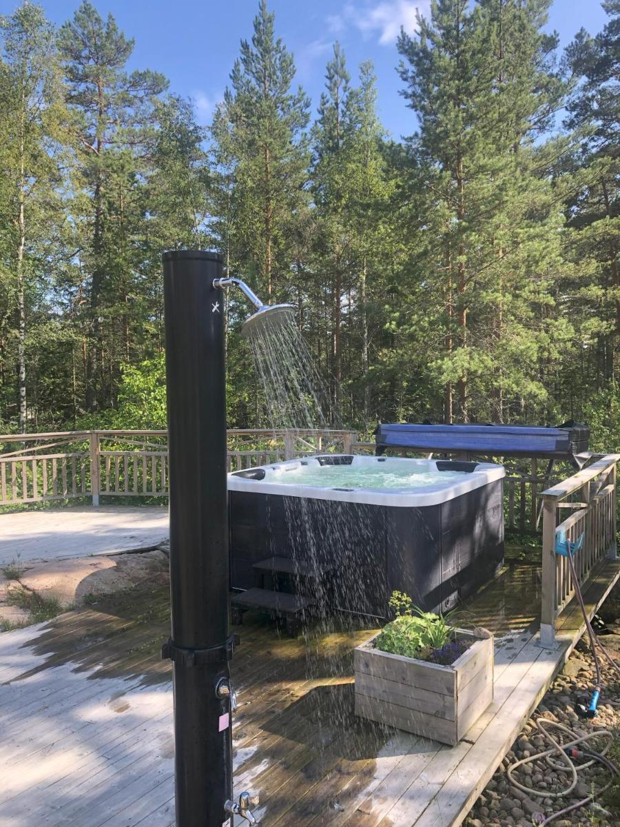 Timber cottages with jacuzzi and sauna near lake Vänern - Housity