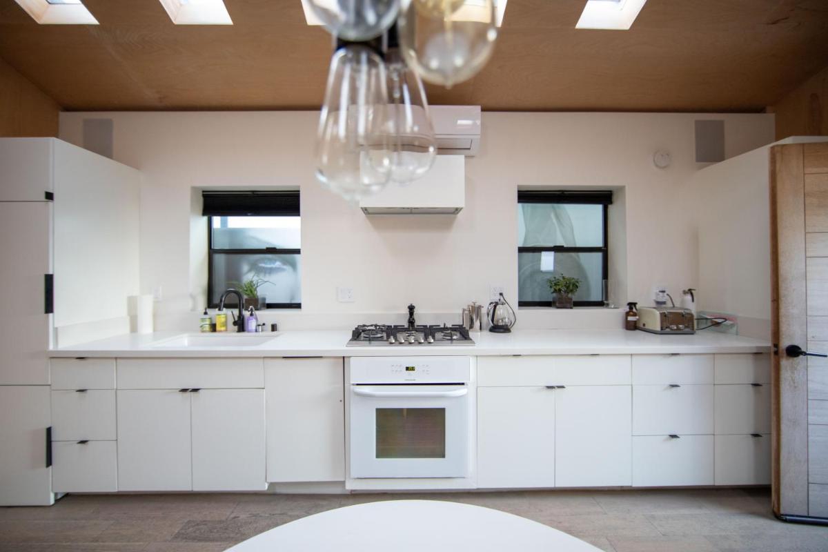 Venice Beach Bungalow by ArtSpace Locations - Housity