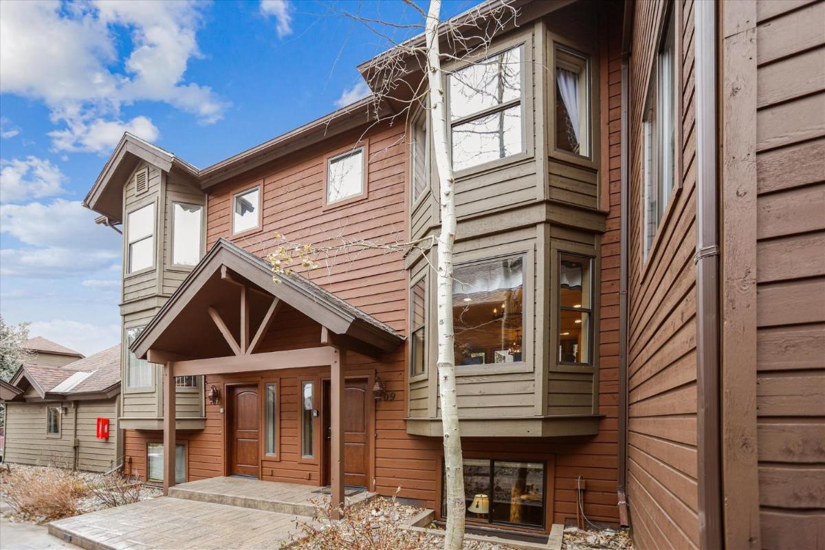 Village Point 109 townhouse - Housity