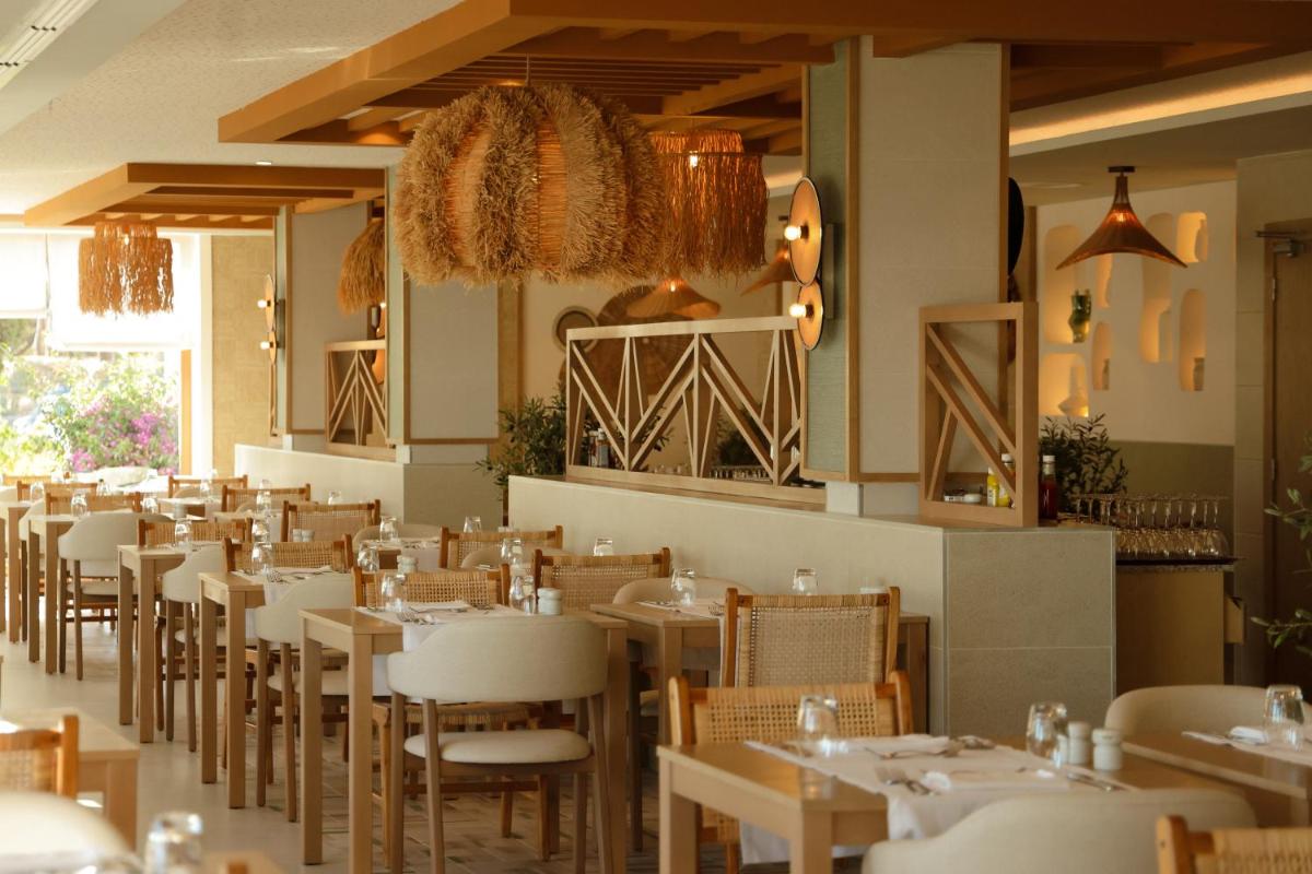 Un restaurante o sitio para comer en Hotel Riu Palace La Mola