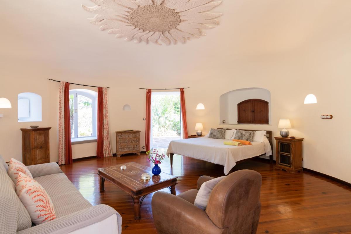 una sala de estar con una cama y un sofá en Agroturismo Can Talaias San CArlos, en Sant Carles de Peralta
